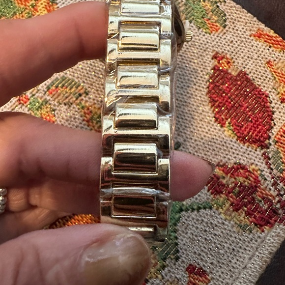 Gold-Tone Metal Watch.  DESING NOT AUTHENTIC - Picture 6 of 12